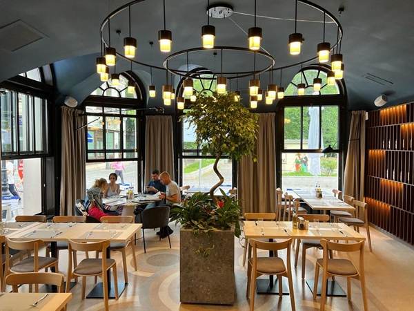 Cafeneaua Veche 9 se redeschide într-o clădire istorică
